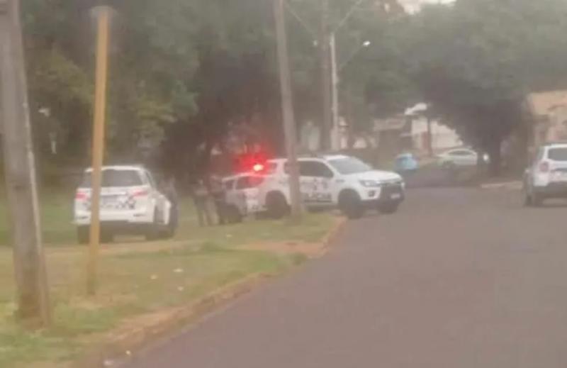 Policiais militares foram acionados para atender ocorrência de indivíduo caído na Avenida Pioneira Geralda Saturno, na Vila Marina