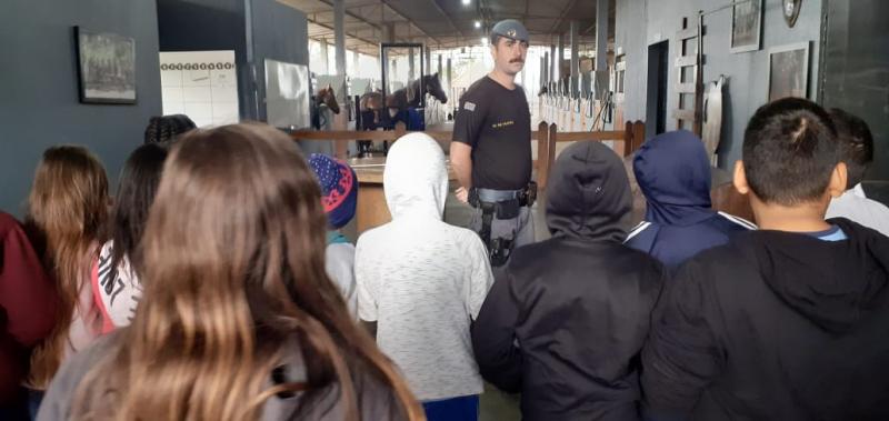 Alunos de duas escolas de Pirapozinho, que fazem parte do Proerd, visitaram instalações do CPI-8 em Prudente