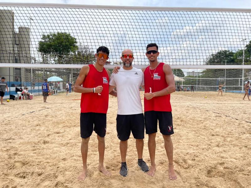 O técnico Fernando Fabin com os atletas Gabriel e Vilsomar ontem de manhã em Rio Preto