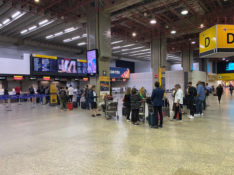 Mãe com criança de colo, pessoas idosas mais de 20 minutos dentro de um ônibus, em um saguão de aeroporto e sem nenhuma satisfação...