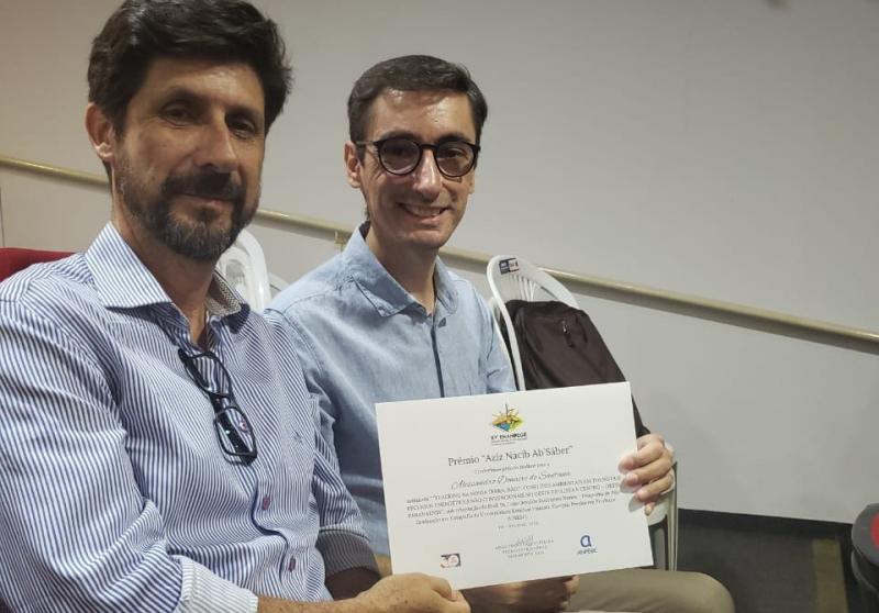 Professor Joao Osvaldo E Alessandro Donaire Na Entrega Do Prêmio De Melhor Tese Em Geografia Física