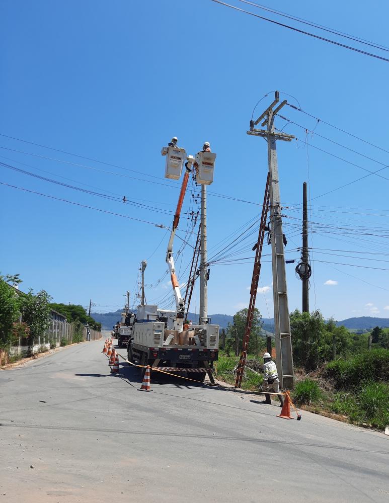 Equipes fazem manutenções na rede de distribuição de energia de 3 cidades 