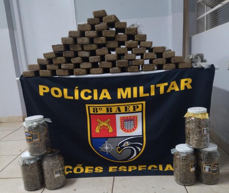 Ação resultou na apreensão de 46 tijolos grandes, 24 tijolos pequenos e seis recipientes contendo skank, totalizando 75,28 kg de maconha