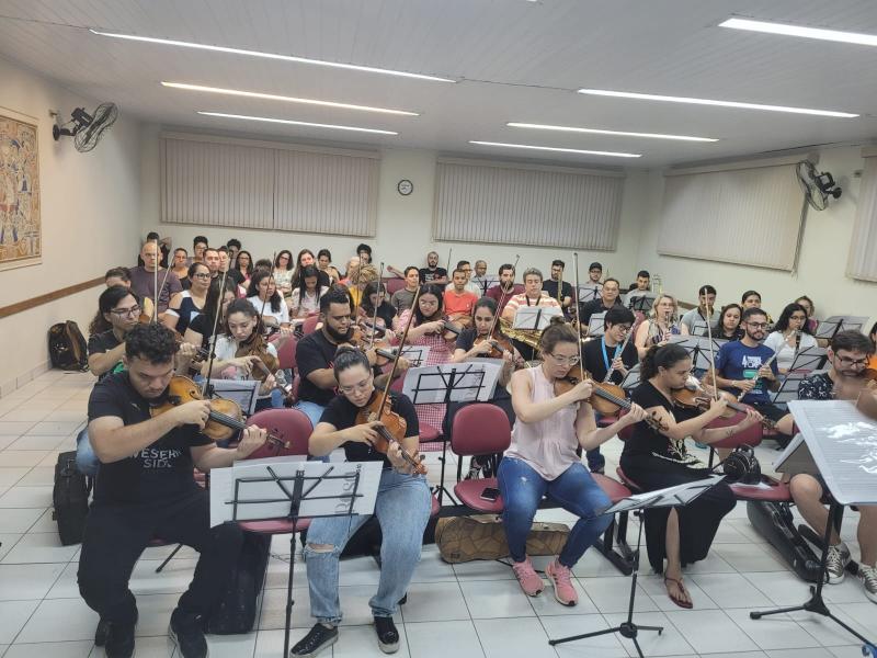 Ensaio da orquestra, sob regência do maestro Raphael Augusto