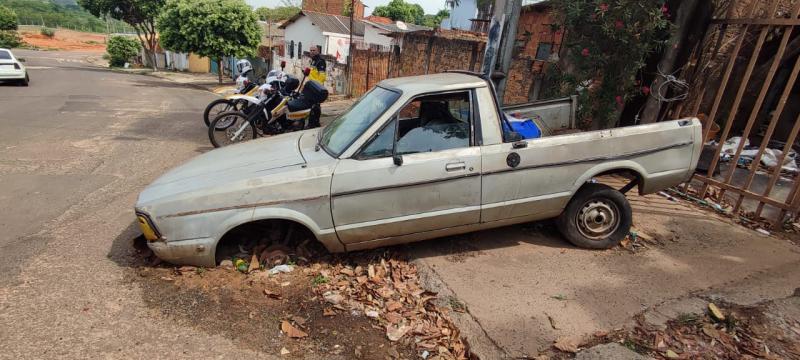 Semob realiza remoção de veículos abandonados que ofereçam riscos à saúde e à segurança pública