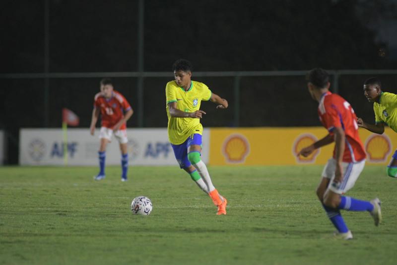 Juliano brilhou contra o Chile; ele foi titular da equipe de Dudu Patetuci nos 2 primeiros amistosos da Seleção Sub-15 