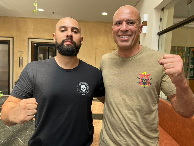 Naim (esq.) e Royce Gracie (dir.) posam para foto após entrevista para O Imparcial 