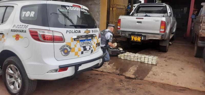 Durante fiscalização minuciosa no veículo, policiais localizaram 45 tabletes de pasta base de cocaína 