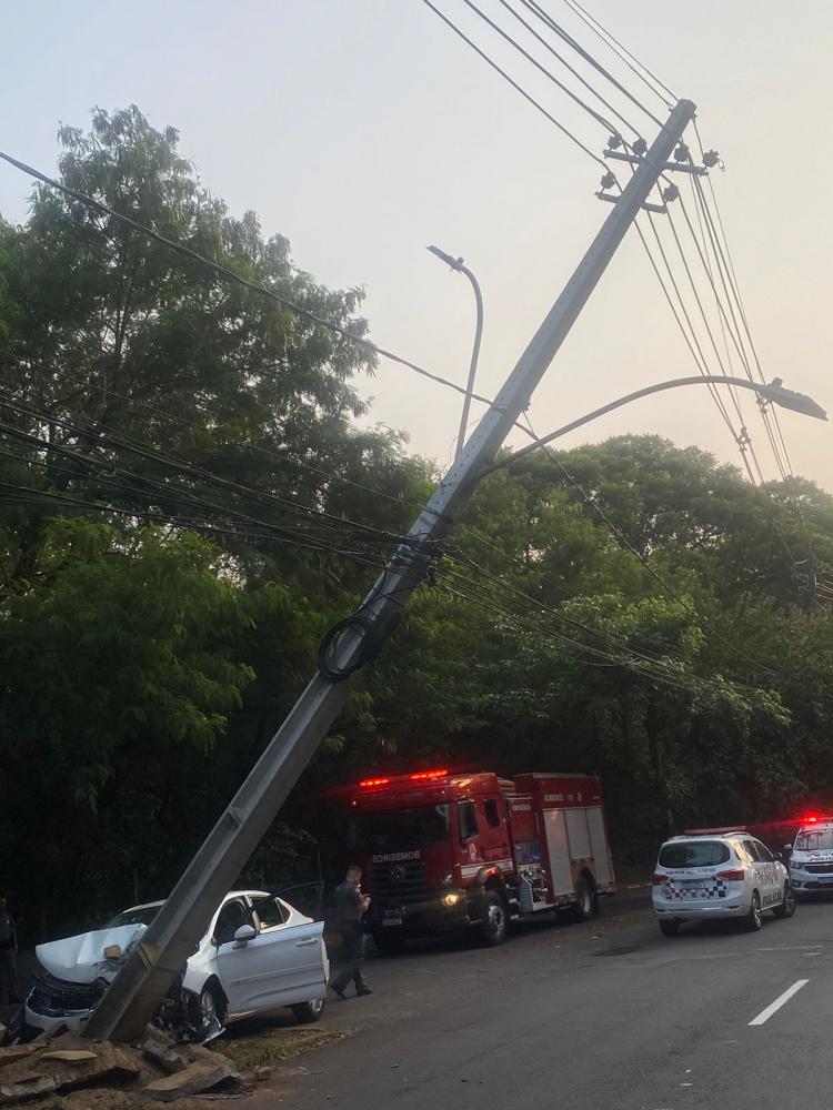 Batida contra poste foi registrada na Avenida Washington Luiz, na altura do Jardim Eldorado, nesta quinta