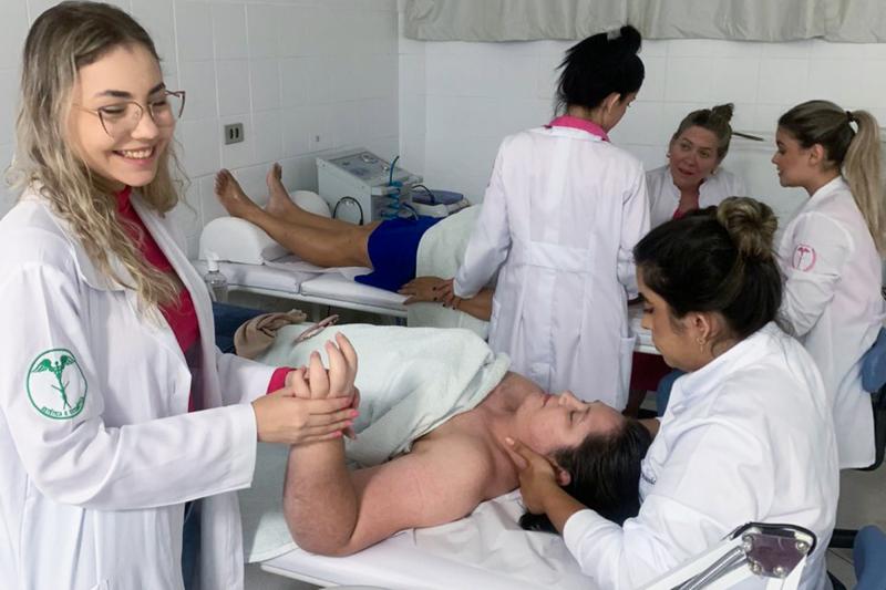 Estudantes ofereceram noite de cuidados a mulheres que fazem tratamento contra câncer de mama