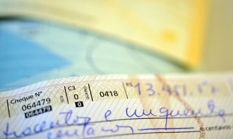 Vítima assinava cheque em branco e pedia que empregada doméstica o preenchesse