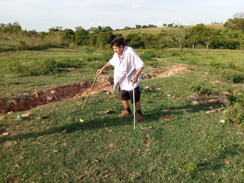 Da propriedade de Otávio vê-se ao fundo o monte agora de terra, onde era o lixão