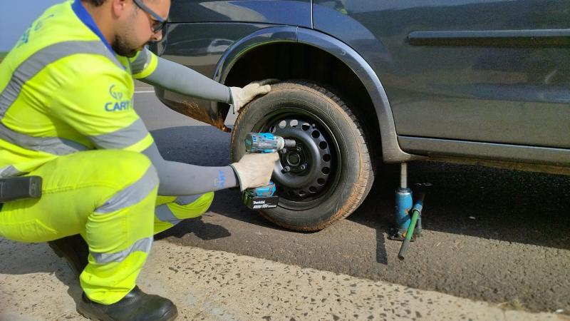 Troca de pneus é serviço gratuito para todos os usuários que circulam pelos trechos administrados pela Cart