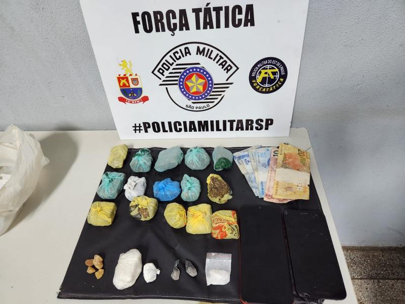 Material apreendido incluiu 16 porções de substância análoga à maconha, seis porções de substância semelhante à cocaína e quatro porções de crack