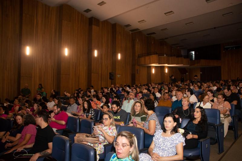 Teatro Paulo Roberto Lisboa ficou lotado para o Concerto Rosa