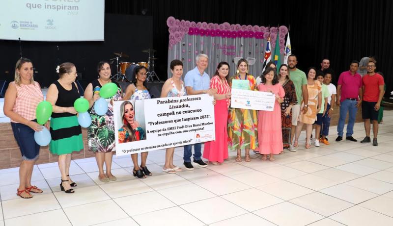 Noite de premiação a professores e gestores contou com a presença do prefeito Marcos Slobodticov (União Brasil)