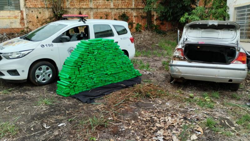 Durante averiguação do veículo, foi encontrada grande quantidade de maconha no porta-malas, totalizando 393 tabletes