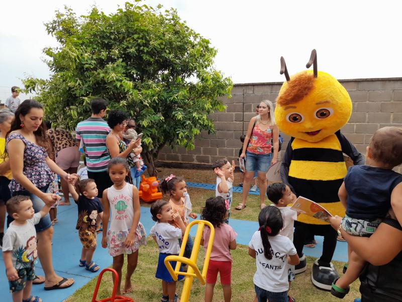 Encerramento do programa “União Faz a Vida” nas Emeis de Pirapozinho contou com a presença dos pais e da “Abelha”, mascote do projeto