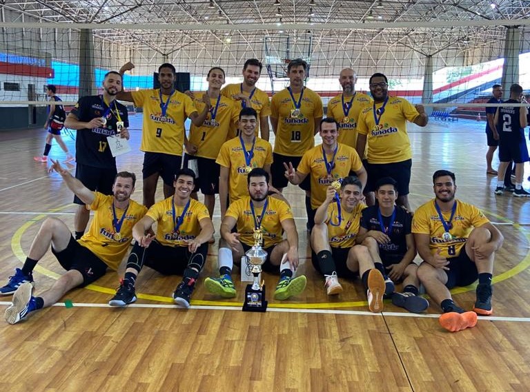 Equipe comemora vitória por 3 sets a 1contra o Volero Thunders