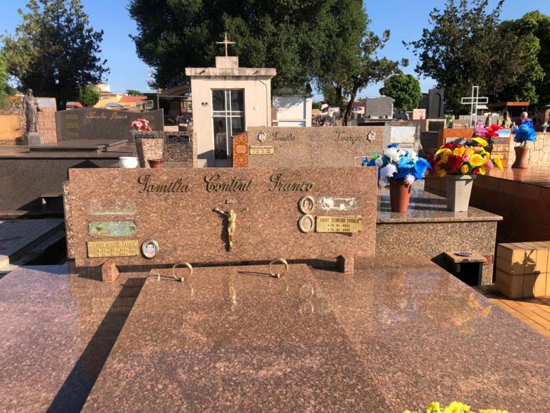 Placas do túmulo dos familiares do médico e vaso de bronze foram furtados