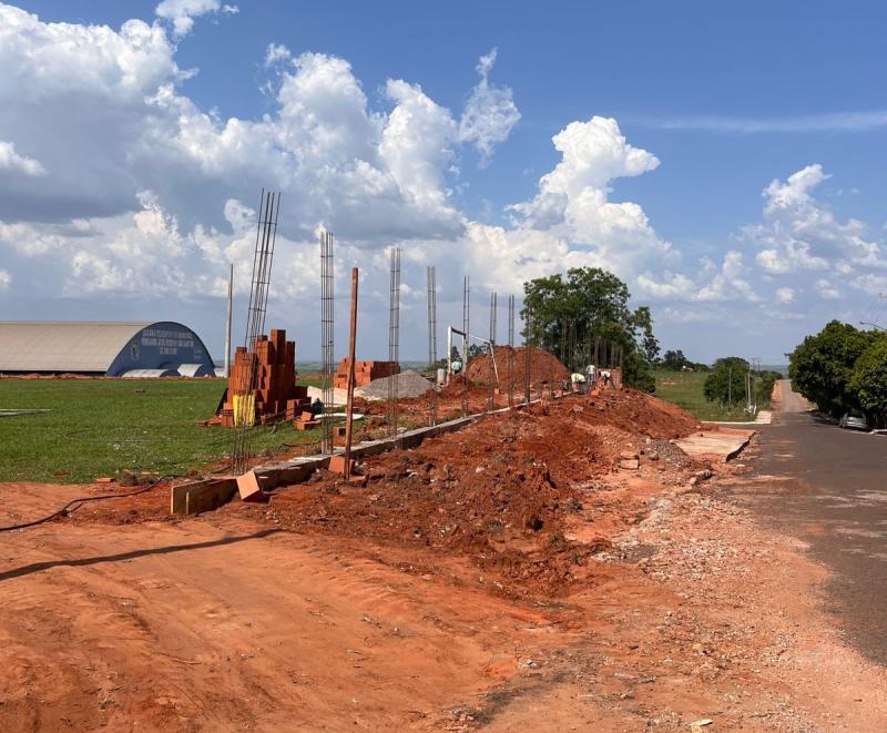 Na 1ª etapa das obras de reforma, estádio municipal de Santo Expedito vai receber alambrado com muretas, iluminação de campo e escada de acesso ao vestiário