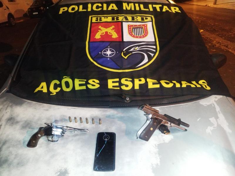 Agentes realizaram busca no local e encontraram duas armas de fogo