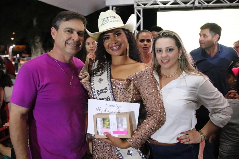 Prefeito Átila Ramiro Menezes Dourado (PSDB) e a primeira-dama, Laís, com a rainha da Expo Mirante 2023, Mariana Mendes