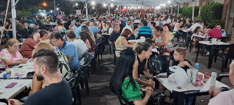 O local ficou lotado com todas as cadeiras ocupadas e muita gente em pé