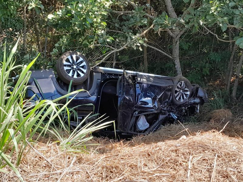 Carro atingido acabou capotando e caindo em ribanceira às margens da via