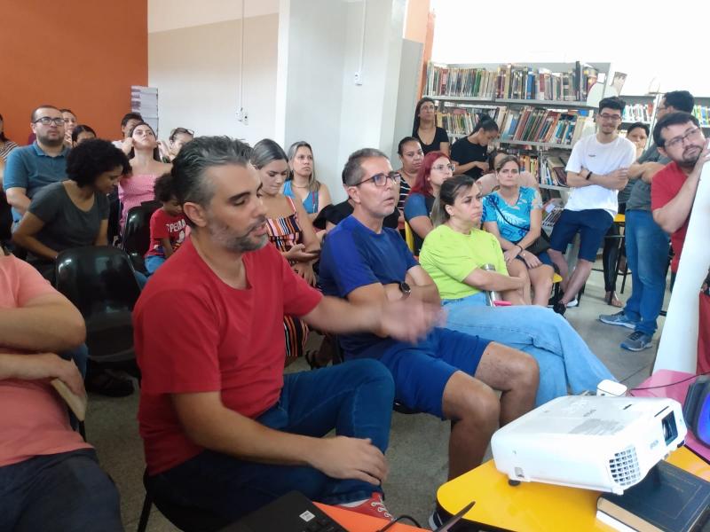 Professores assistindo a apresentação do projeto da sala de leitura virtual