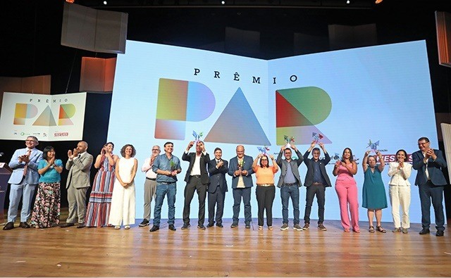 Prefeito de Mirante (de camisa jeans) recebe prêmio PAR, que recompensa municípios que tiveram melhores resultados na alfabetização de crianças na idade certa em 2022  