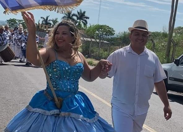 Iara Oly e Felipe Siqueira, casal de mestre-sala e porta-bandeira, conduzindo a bateria da Vila Alegrete pelas ruas de Adamantina