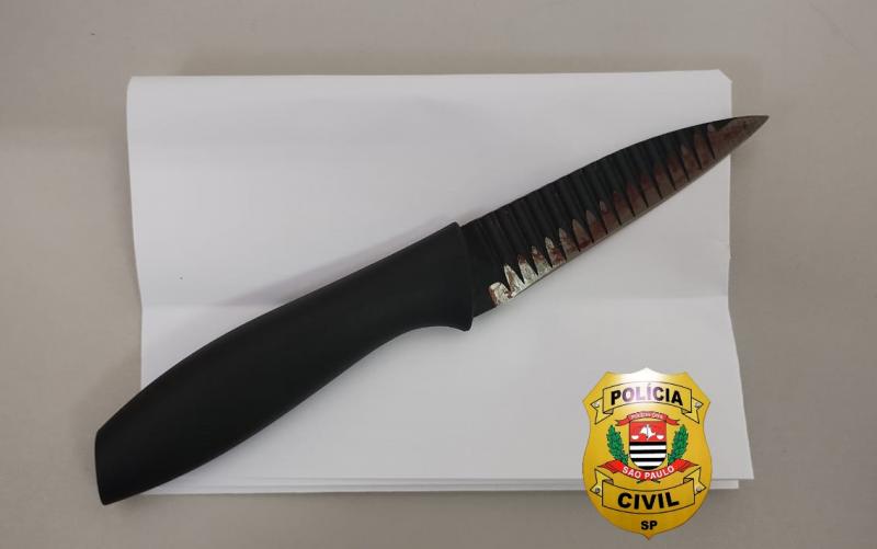 Policiais apreenderam faca utilizada pelo homem na ação criminosa 