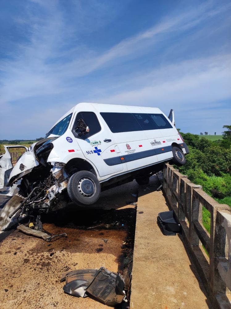 Motorista da van perdeu controle da direção do veículo, que colidiu contra mureta de concreto de ponte