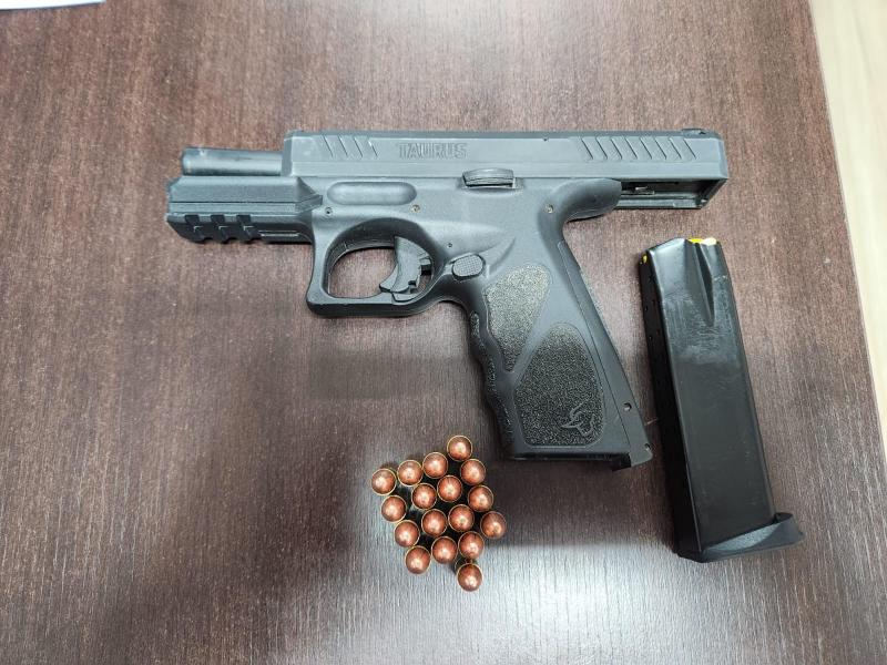 Durante inspeção do local, policiais encontraram pistola calibre 9mm sob manta de feltro próxima a portão