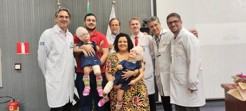 Gêmeas siamesas foram completamente separadas após cirurgia de 27 horas ininterruptas