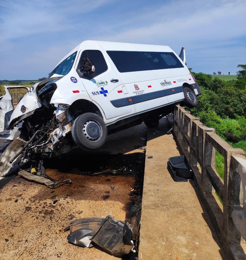 Na manhã de terça, van de transporte de paciente de Teodoro colidiu contra mureta de concreto de ponte 