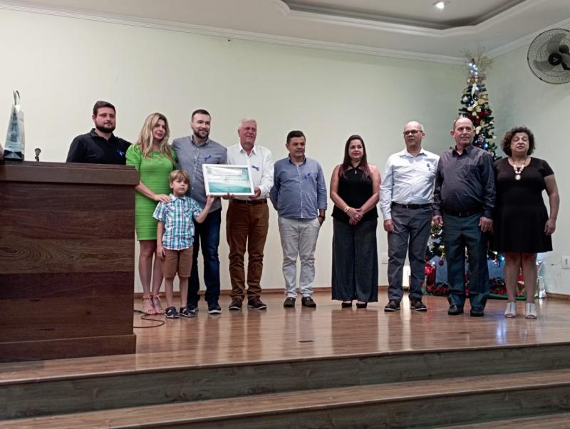 Pastor Ednilson Vieira, André Pirajá e a esposa Flávia, vereadores Jurandir, Lucas e Mara e o prefeito Lucas Padovan