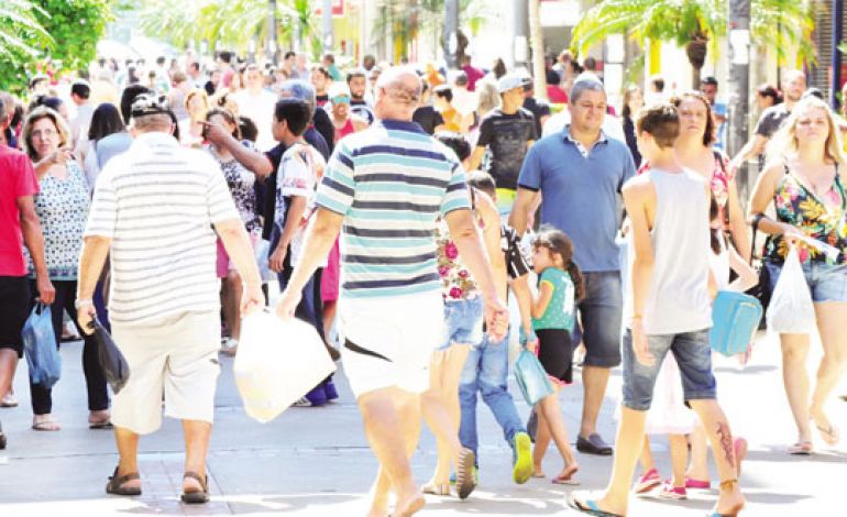 Fluxo de consumidores pelo comércio central deverá ser intenso nesta sexta-feira de Black Friday em Prudente