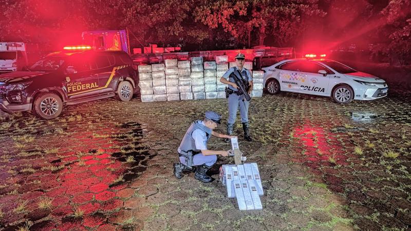 Durante vistoria no compartimento de carga foram localizados 54 fardos de maconha, totalizando 1.339 kg