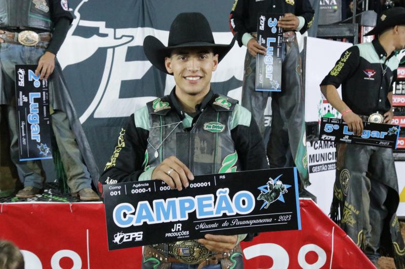 Jean Carlos Teodoro campeão da montaria em touro da Expo Mirante 2023