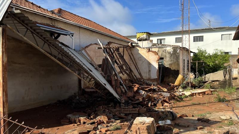 Adamantina sofreu com inundações em residências e veículos, além de quedas de muros e árvores