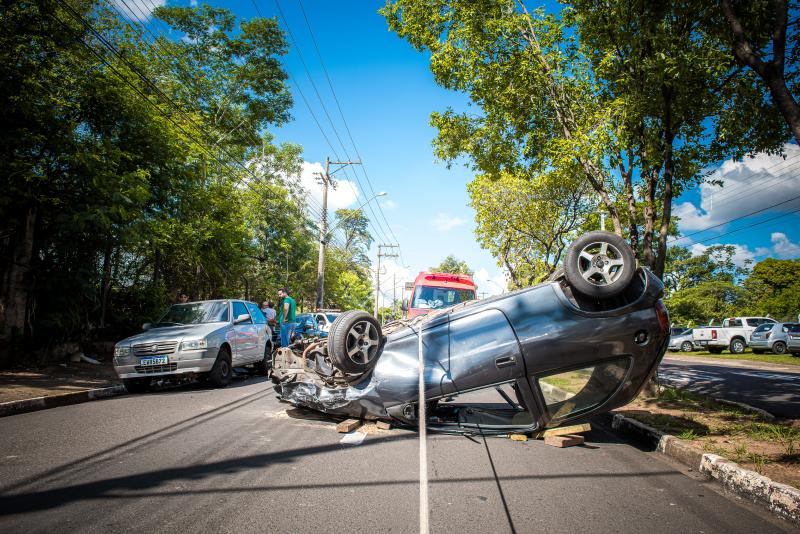 Automóvel capota em acidente na Avenida Juscelino Kubitschek de Oliveira