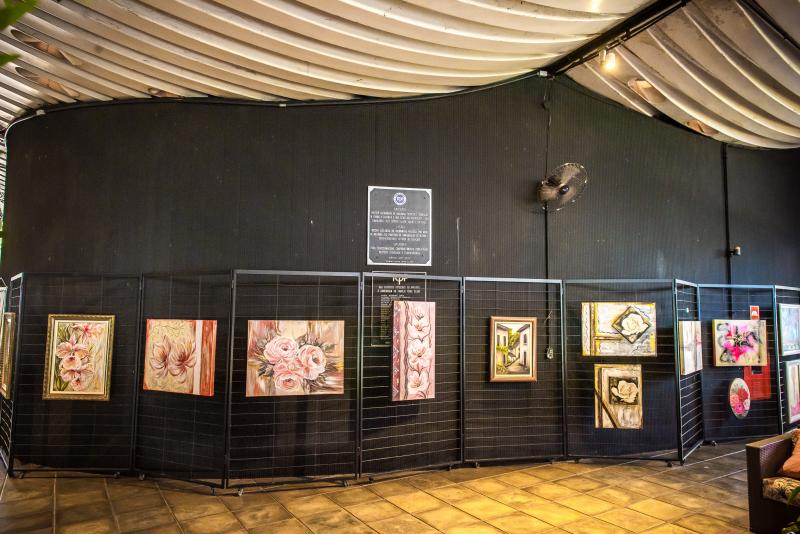 Mostra denominada “Florais em Abstratos” fica na galeria do Tênis até 3 de janeiro
