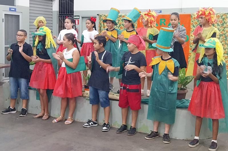 Alunos da Emeif Professora Alzira Correia Miras, de Pirapozinho, despertam gosto pela leitura através de sarau literário