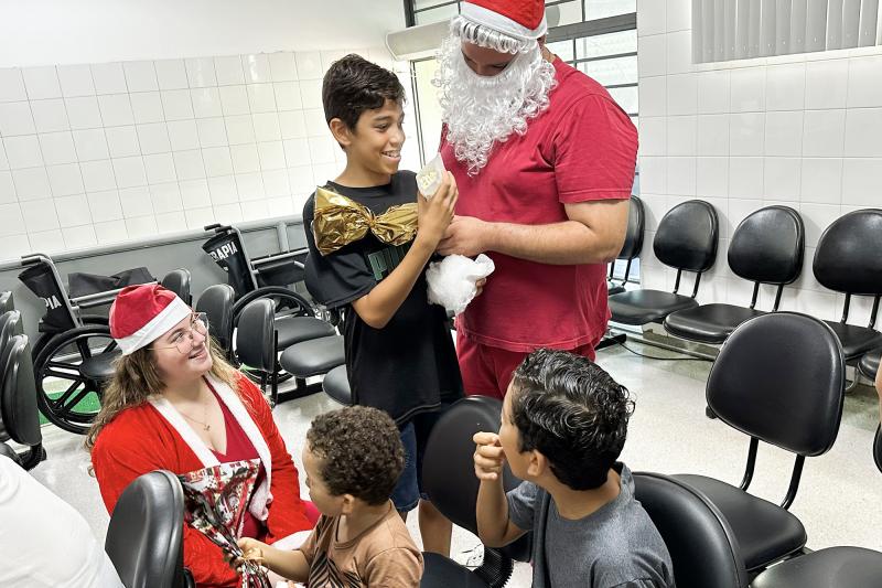 Presentes foram entregues as crianças que escreveram cartinhas de Natal e colocaram na árvore da Clínica de Fisioterapia 