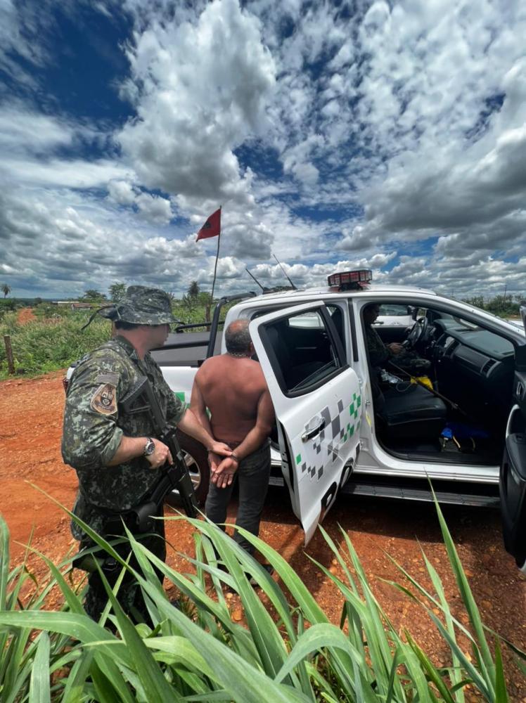 Depois de tentar fugir da Polícia Ambiental, acusado foi preso em flagrante e levado para delegacia