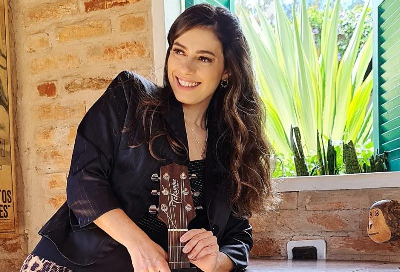 Sofia Moreno, que já participou do “The Voice”, traz o repertório “As Vozes Femininas do Sertanejo”