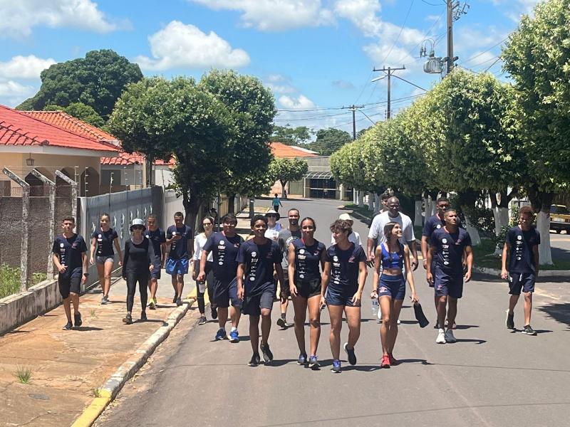 Com alegria, atletas caminham pelas estradas até Santo Expedito