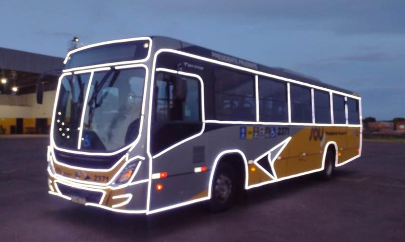 Ônibus iluminado circulará até 31 de dezembro em Prudente